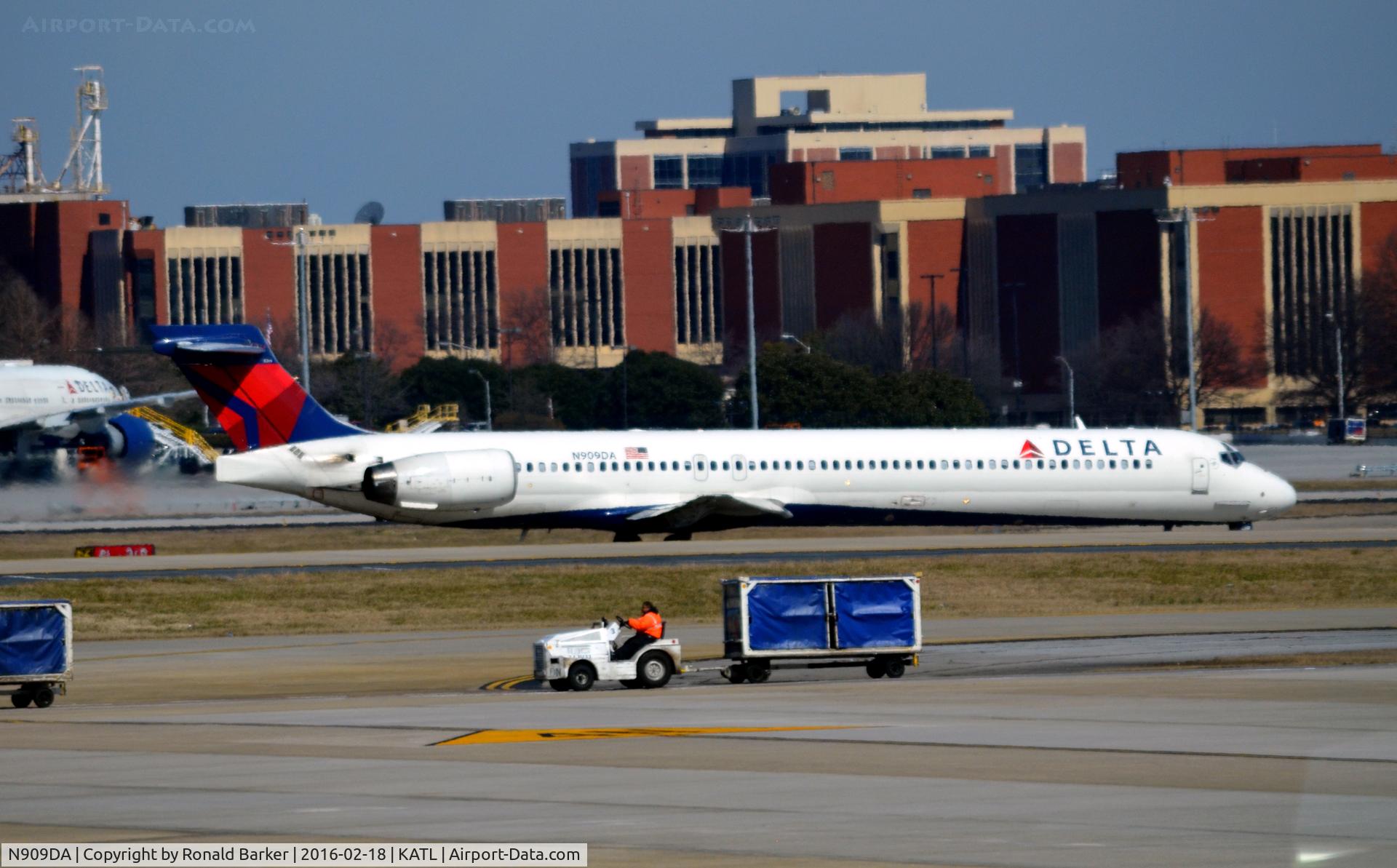 N909DA, 1995 McDonnell Douglas MD-90-30 C/N 53389, Taxi Atlanta