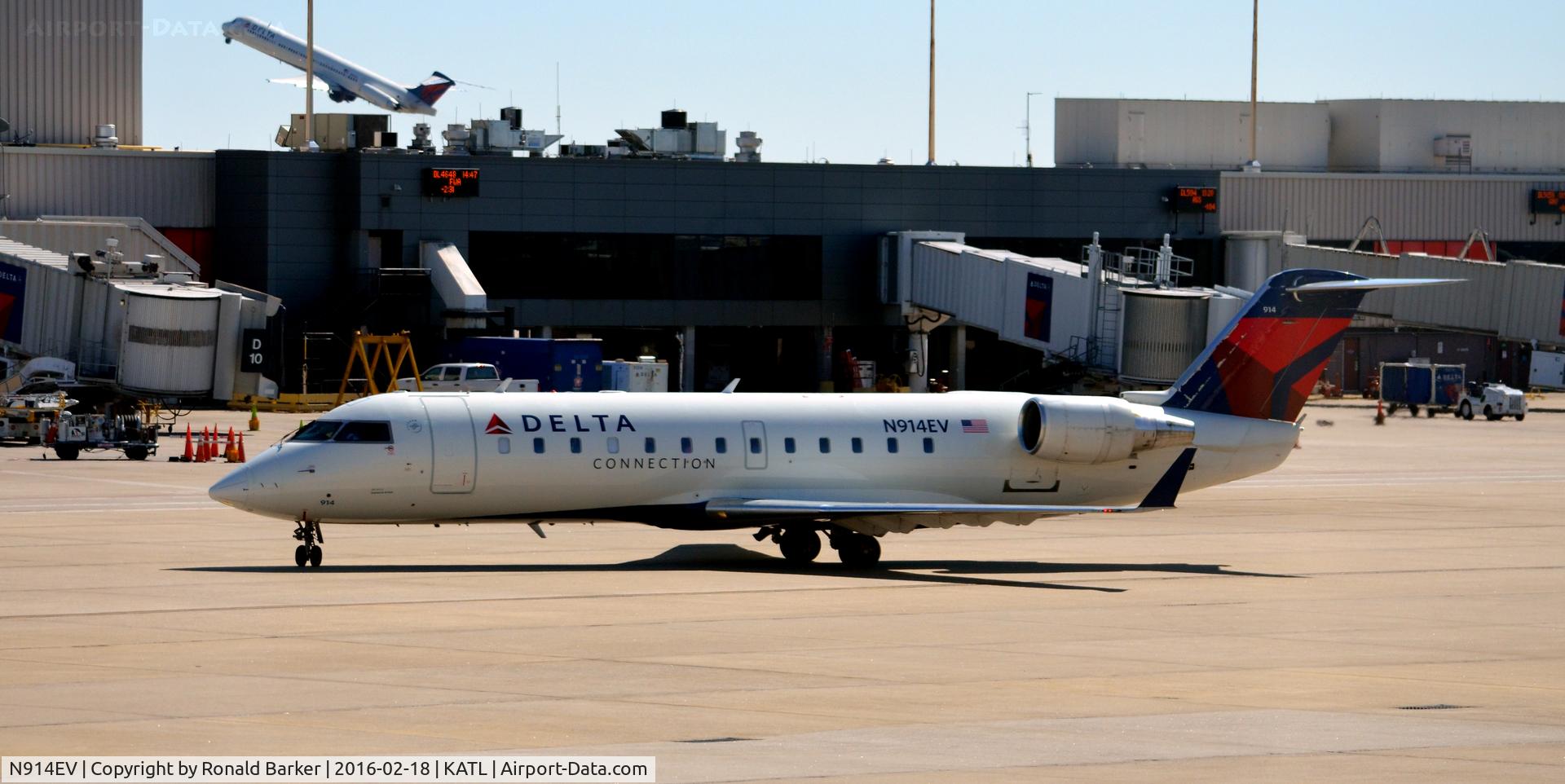 N914EV, 2003 Bombardier CRJ-200ER (CL-600-2B19) C/N 7752, Taxi for takeoff Atlanta