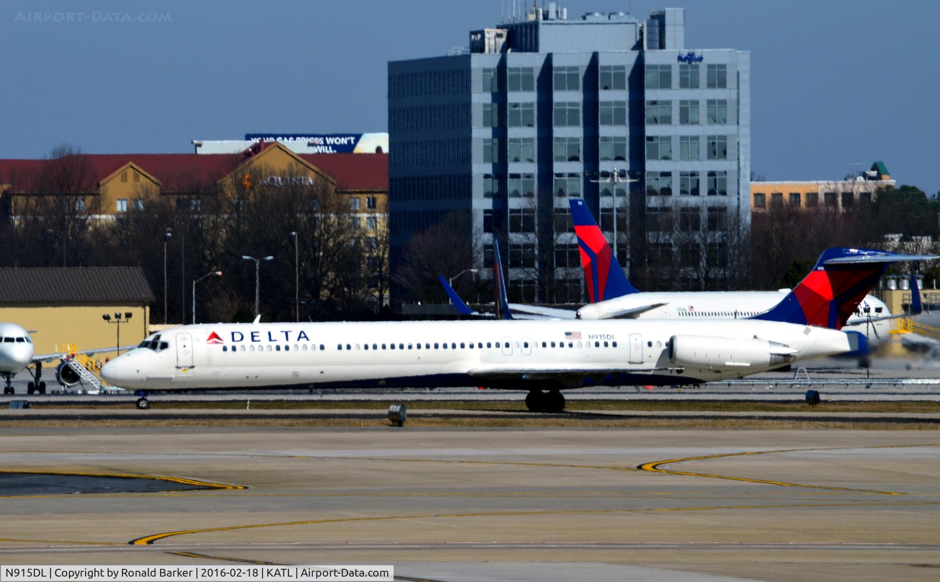 N915DL, 1988 McDonnell Douglas MD-88 C/N 49546, Taxi to gate Atlanta