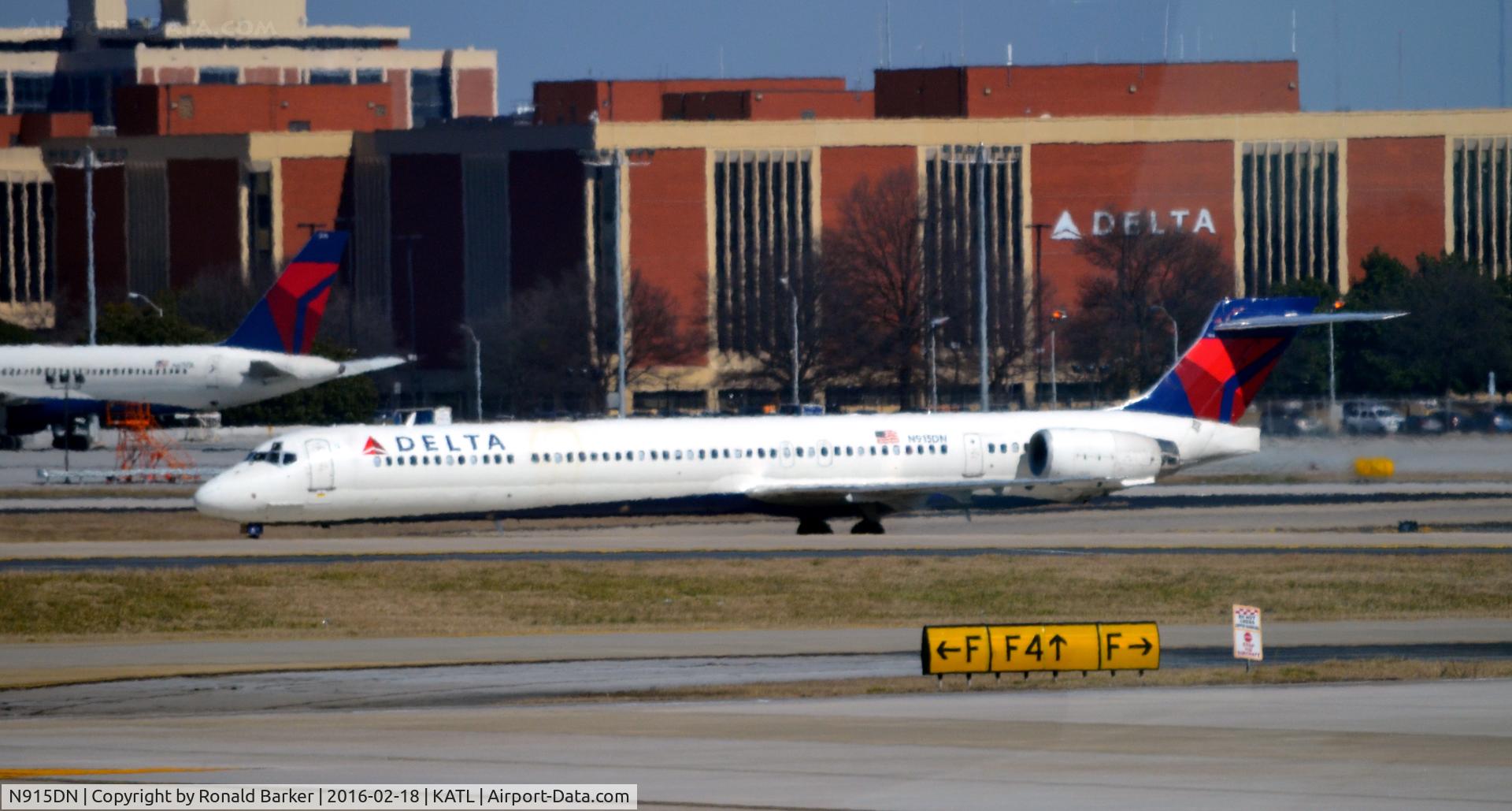 N915DN, 1996 McDonnell Douglas MD-90-30 C/N 53395, Taxi to gate Atlanta