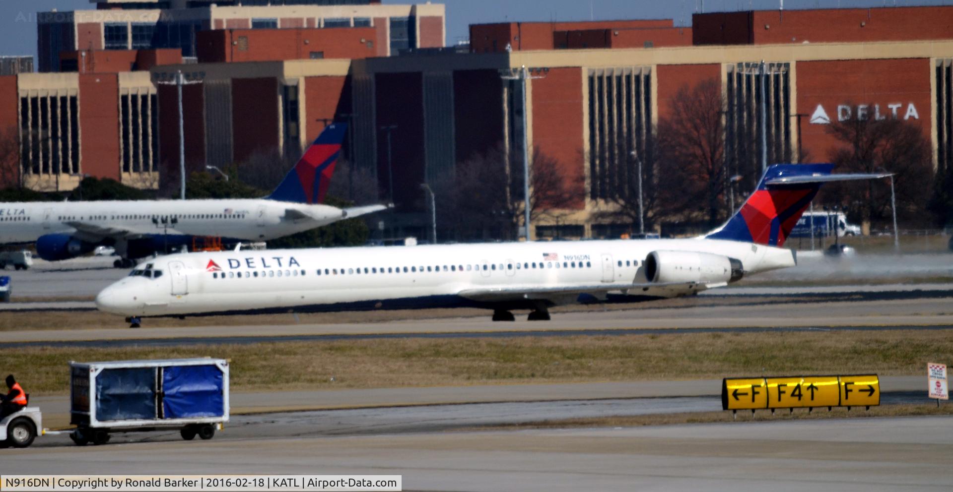 N916DN, 1996 McDonnell Douglas MD-90-30 C/N 53396, Taxi Atlanta
