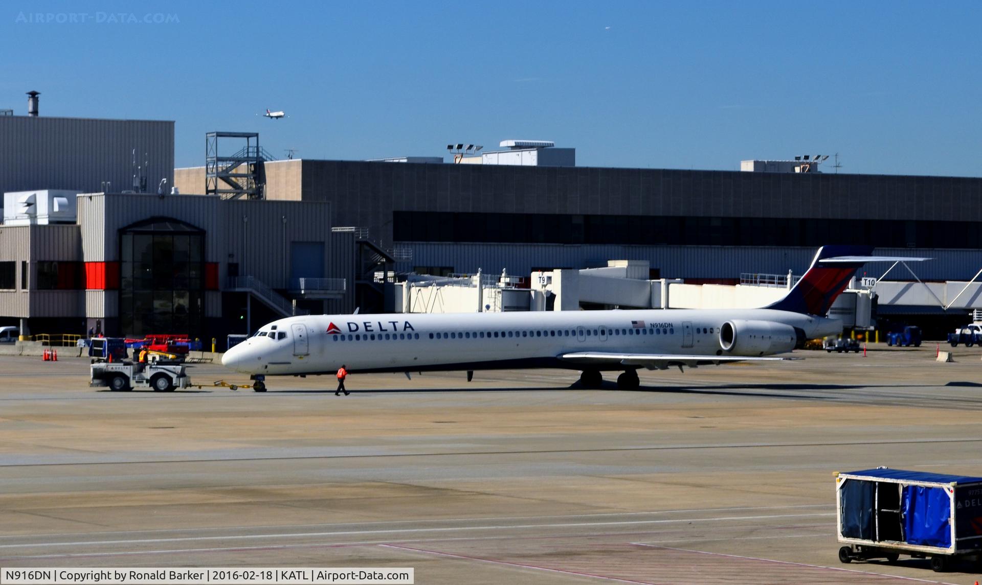 N916DN, 1996 McDonnell Douglas MD-90-30 C/N 53396, Pushback Atlanta