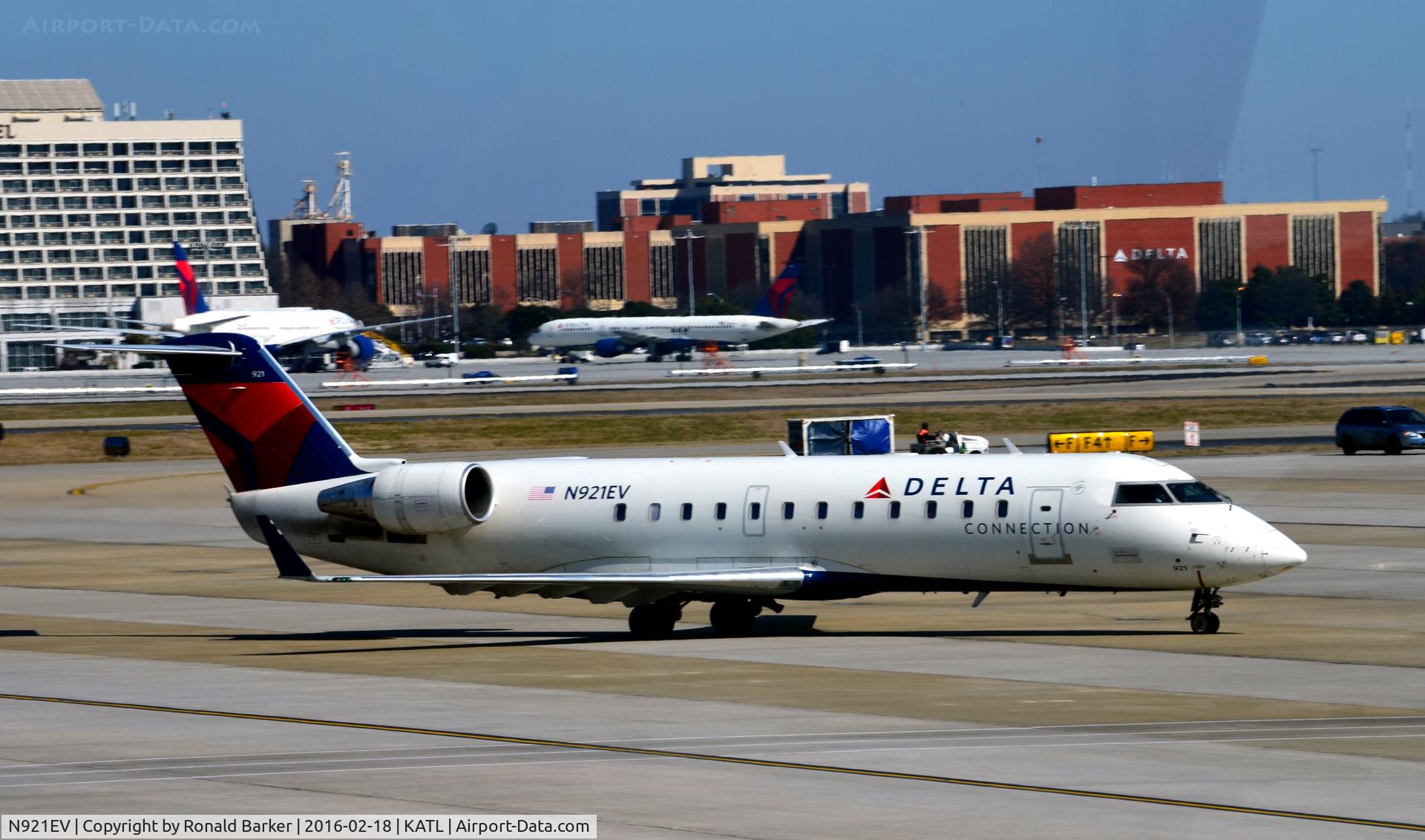 N921EV, 2003 Bombardier CRJ-200ER (CL-600-2B19) C/N 7819, Taxi to gate Atlanta