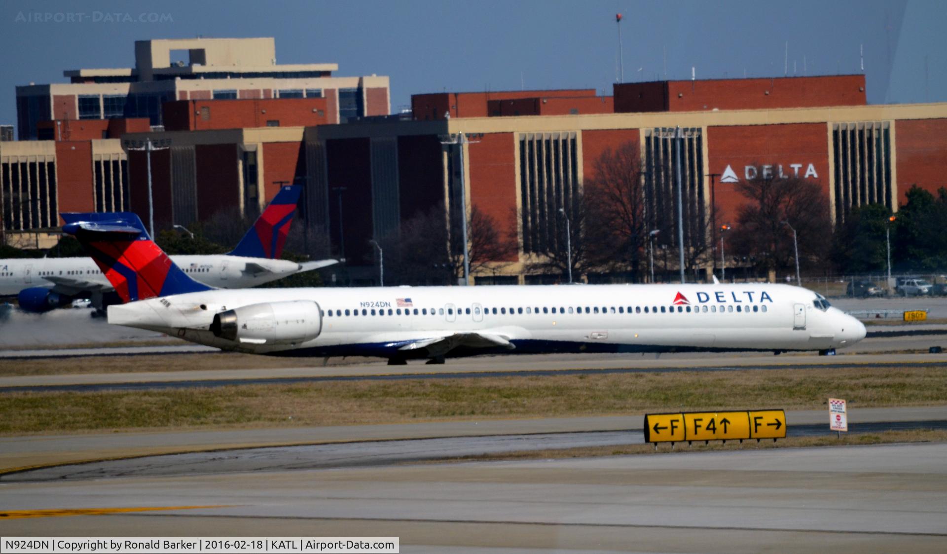 N924DN, 1998 McDonnell Douglas MD-90-30 C/N 53586, Taxi Atlanta