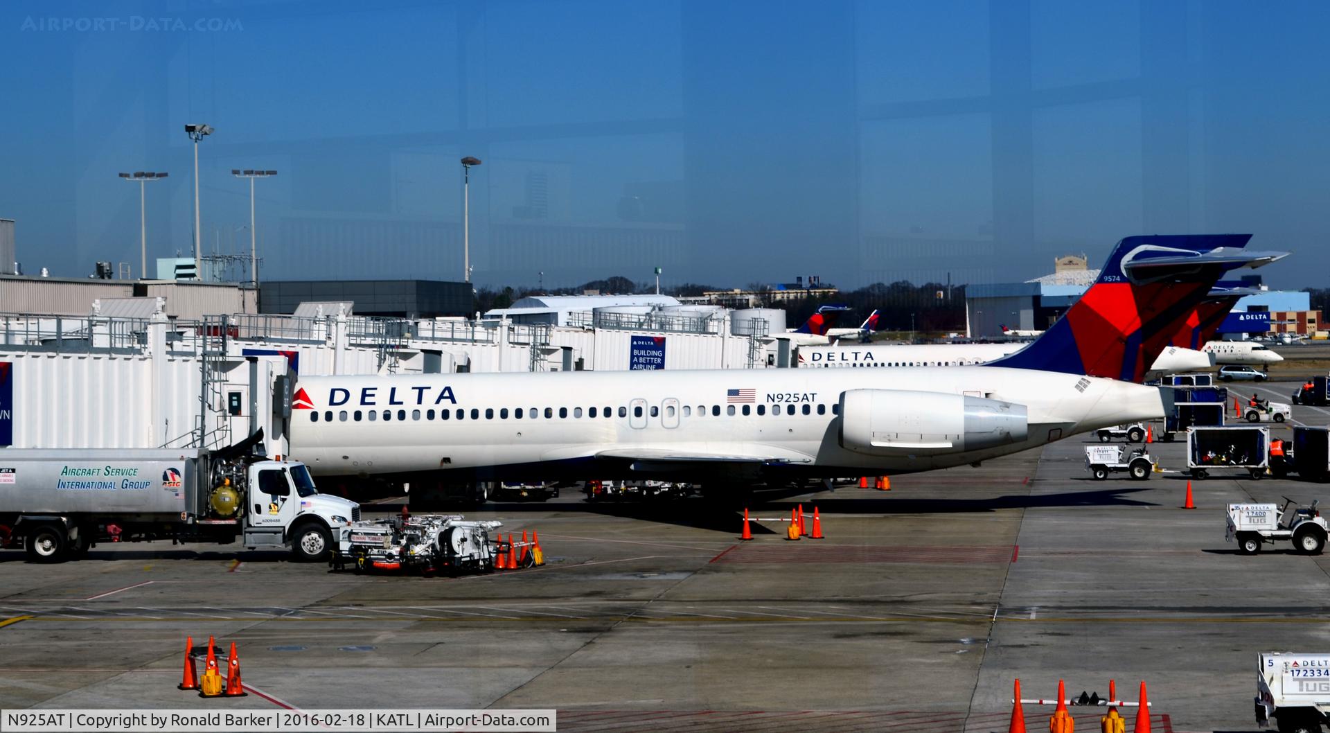 N925AT, 2000 Boeing 717-200 C/N 55079, Gate C32 Atlanta