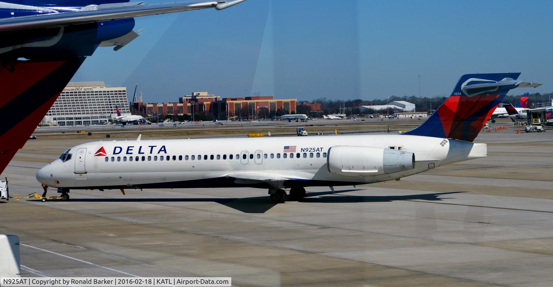 N925AT, 2000 Boeing 717-200 C/N 55079, Pushback from gate Atlanta