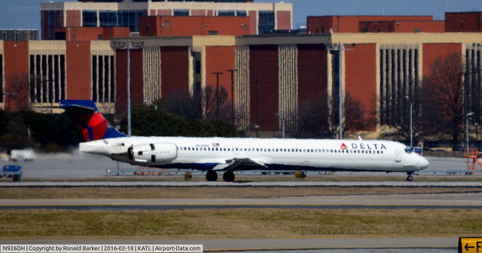 N926DH, 1998 McDonnell Douglas MD-90-30 C/N 53588, Landing Atlanta