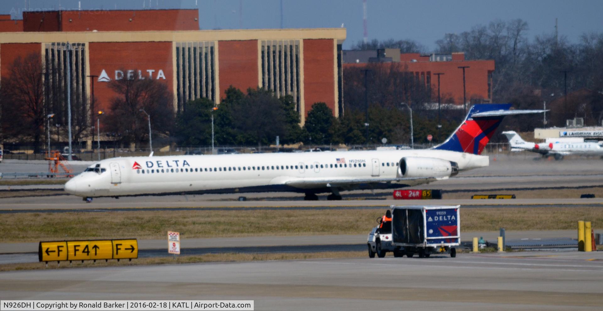 N926DH, 1998 McDonnell Douglas MD-90-30 C/N 53588, Taxi Atlanta