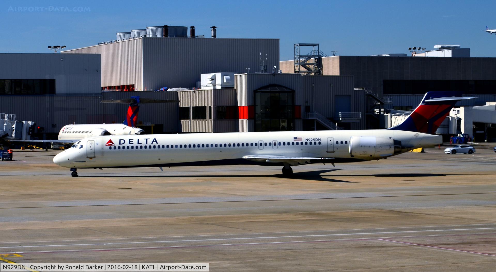 N929DN, 1996 McDonnell Douglas MD-90-30 C/N 53459, Taxi Atlanta