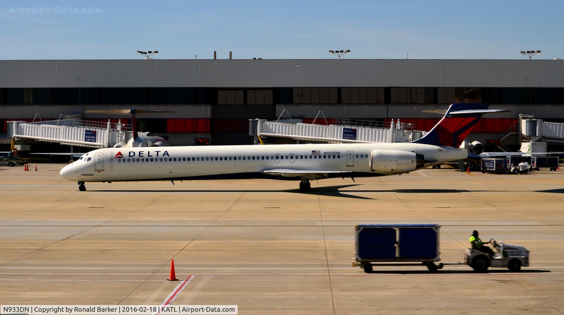 N933DN, 1997 McDonnell Douglas MD-90-30 C/N 53543, Taxi Atlanta