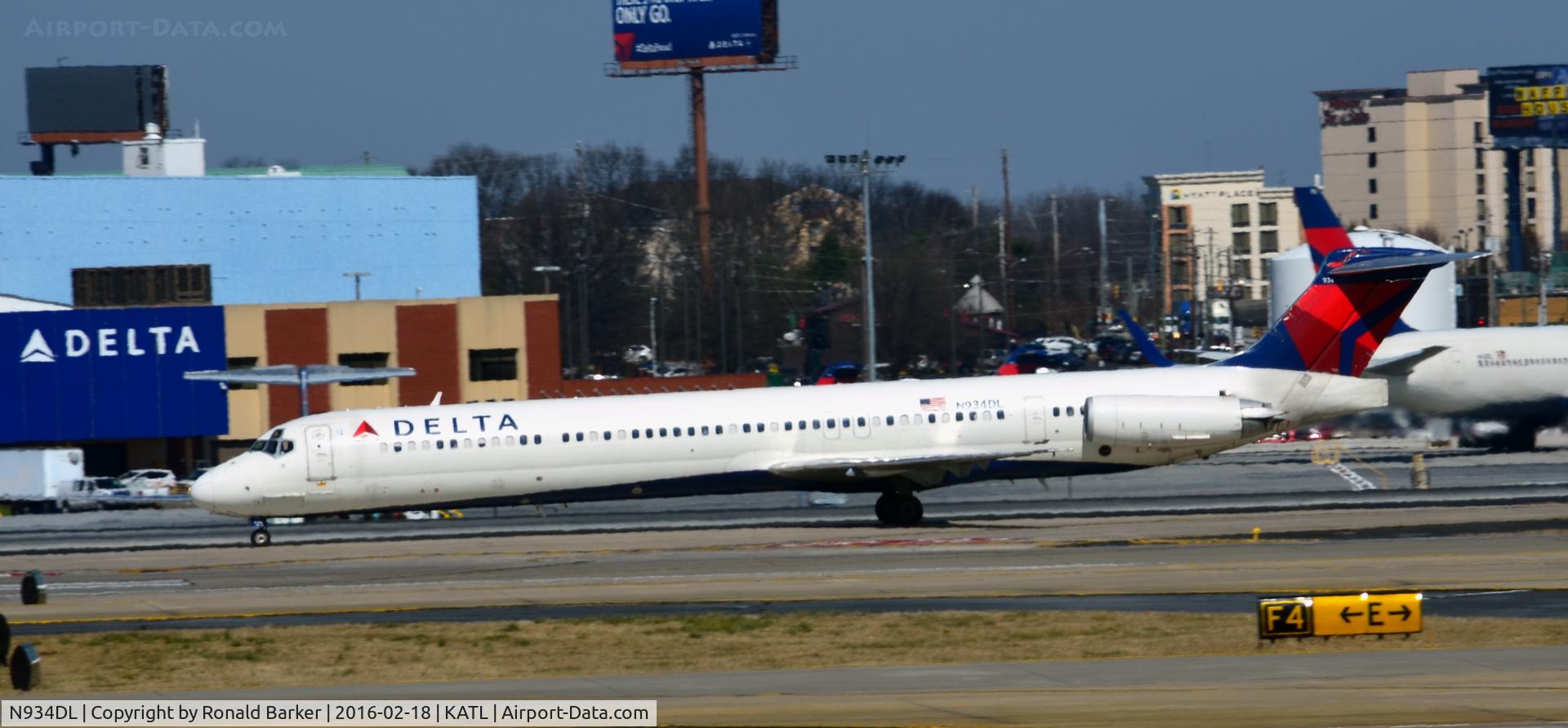 N934DL, 1989 McDonnell Douglas MD-88 C/N 49721, Taxi Atlanta