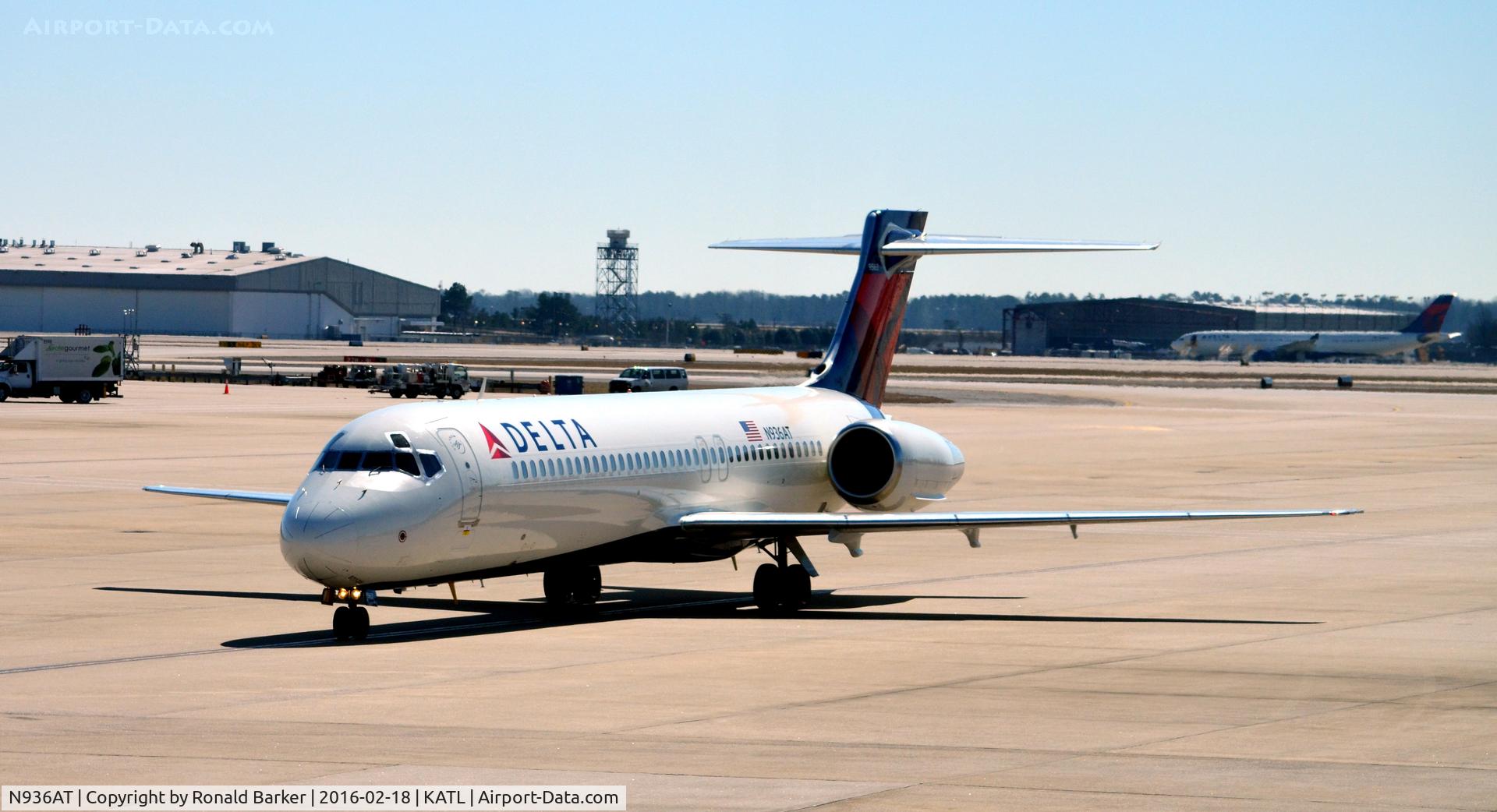N936AT, 1999 Boeing 717-200 C/N 55058, Taxi Atlanta