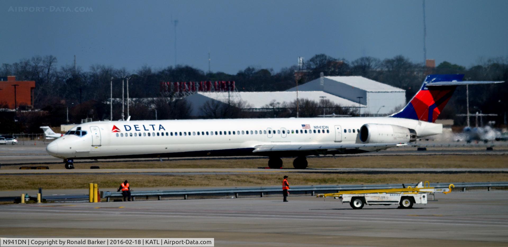 N941DN, 1997 McDonnell Douglas MD-90-30 C/N 53555, Taxi Atlanta