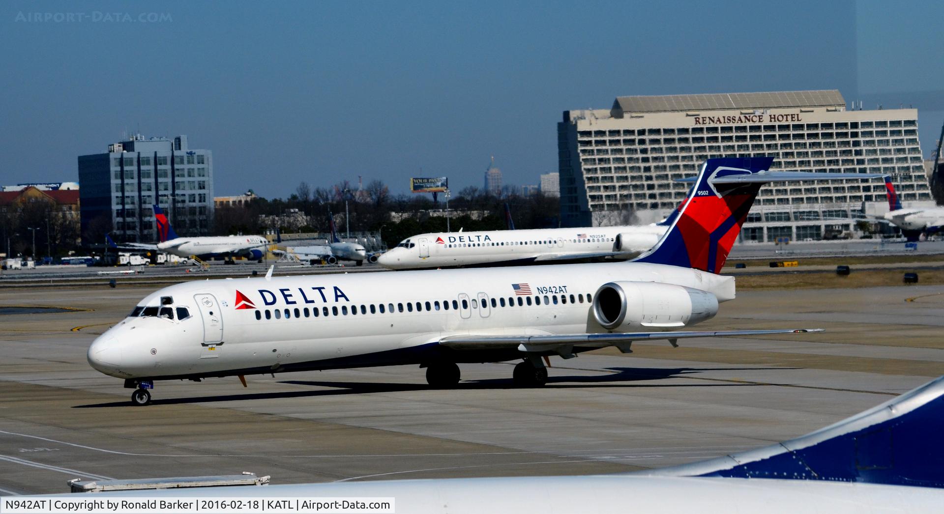 N942AT, 1999 Boeing 717-200 C/N 55005, Turning to gate Atlanta