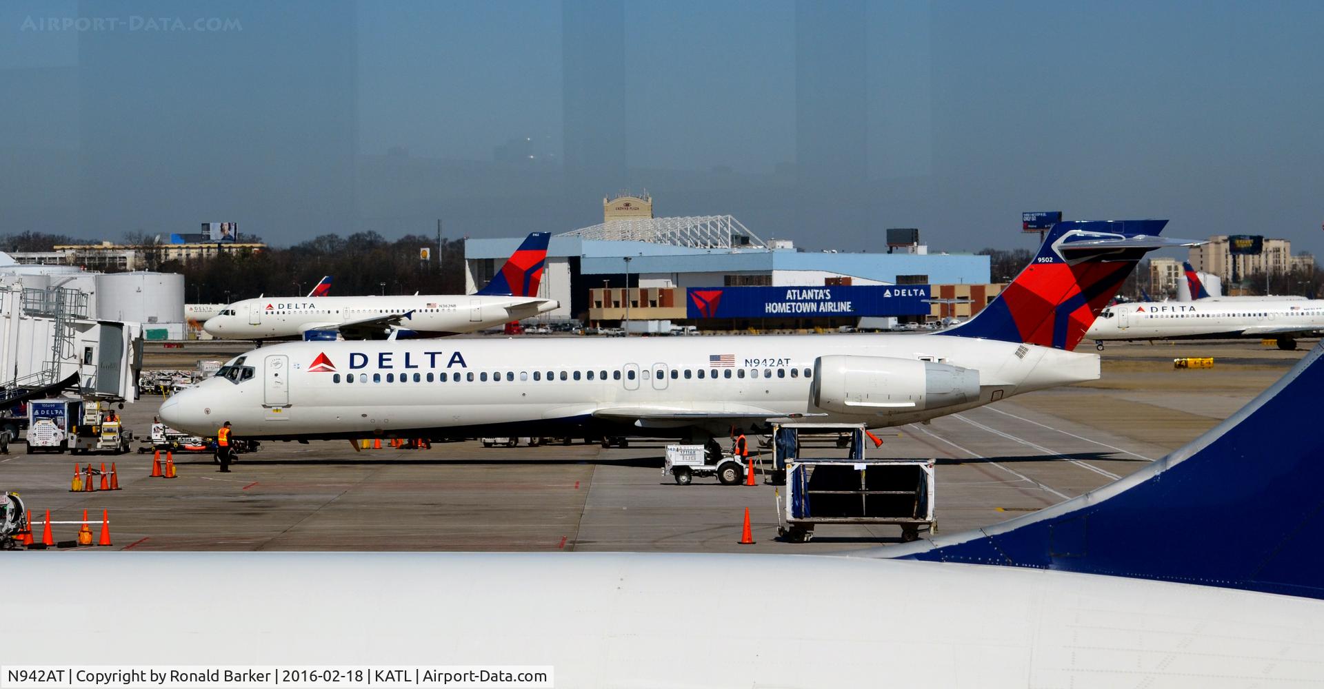 N942AT, 1999 Boeing 717-200 C/N 55005, At the gate Atlanta