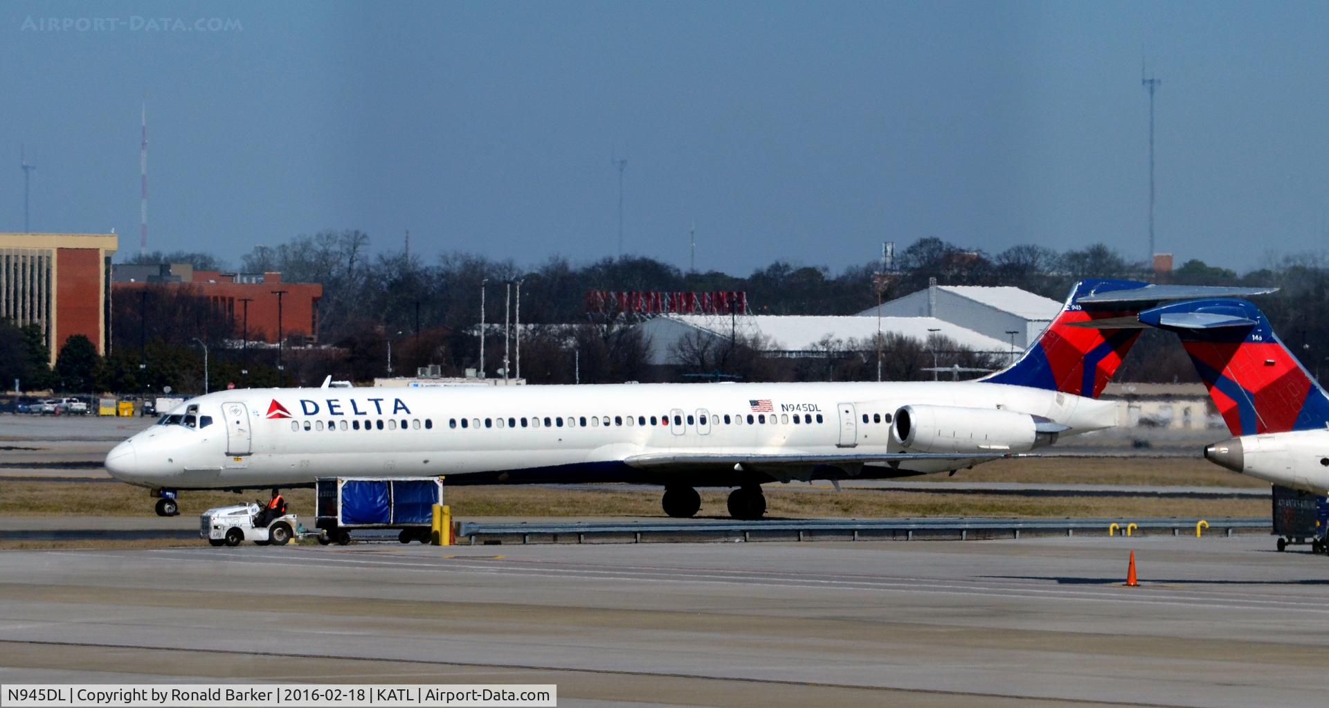 N945DL, 1989 McDonnell Douglas MD-88 C/N 49818, Taxi Atlanta