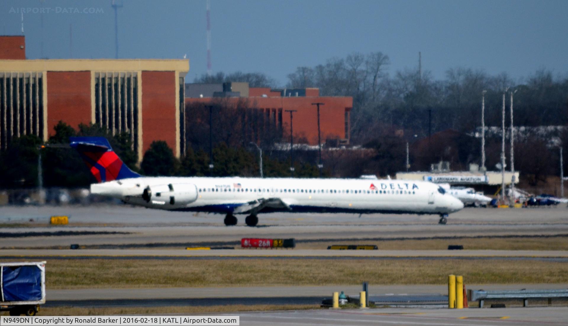 N949DN, 1997 McDonnell Douglas MD-90-30 C/N 53358, Landing Atlanta
