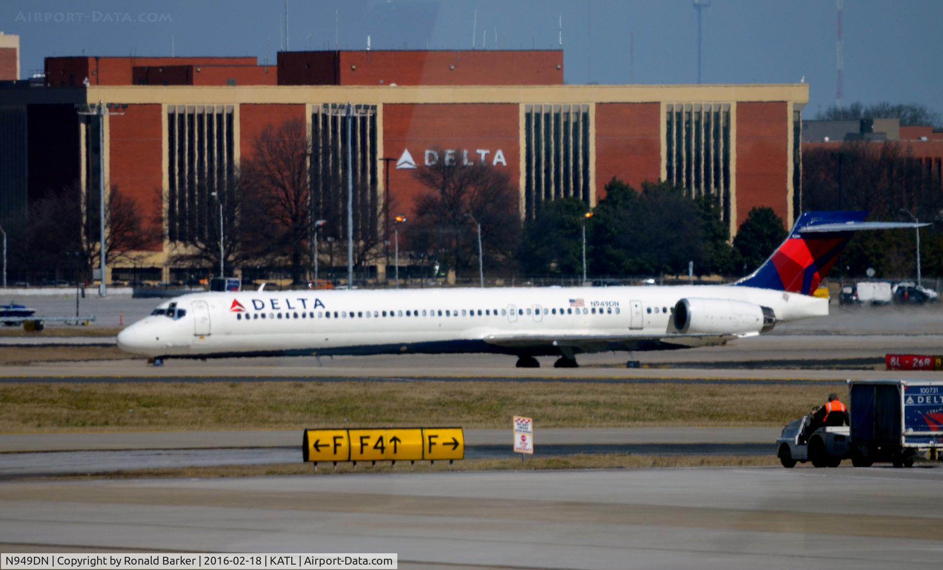 N949DN, 1997 McDonnell Douglas MD-90-30 C/N 53358, Taxi to gate Atlanta