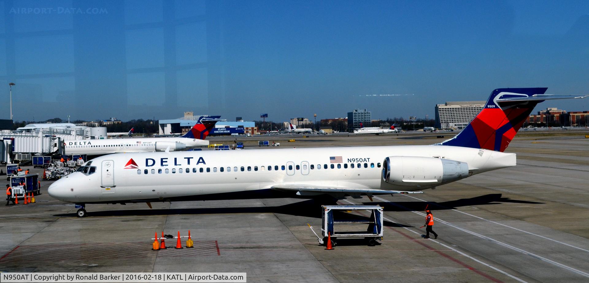 N950AT, 2000 Boeing 717-200 C/N 55012, Arriving at gate Atlanta