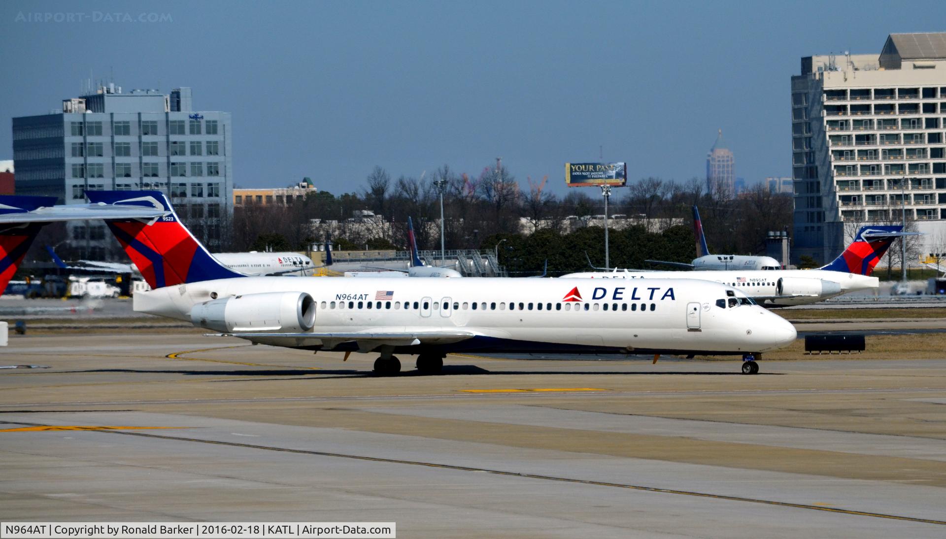 N964AT, 2001 Boeing 717-200 C/N 55025, Taxi Atlanta