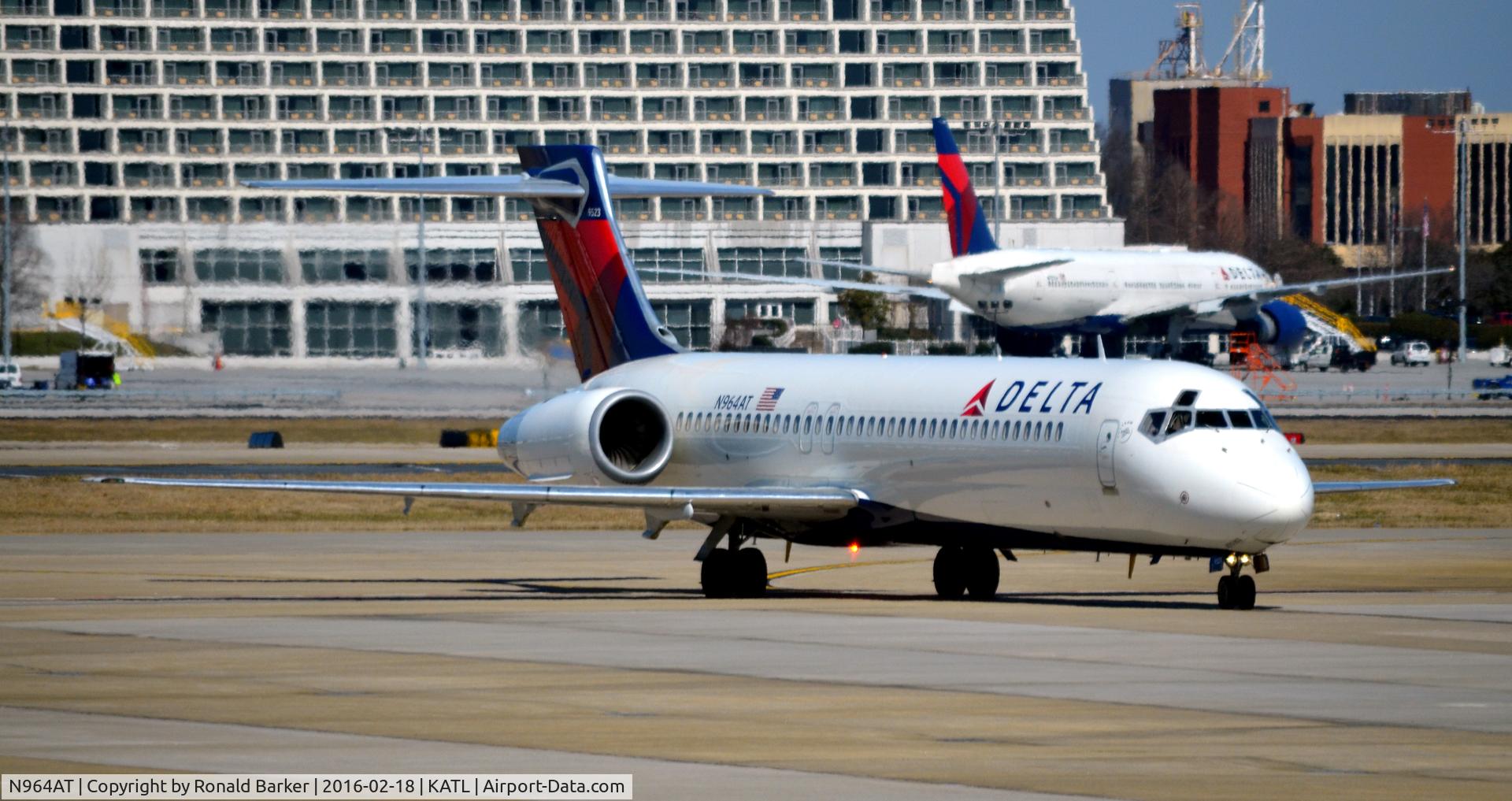 N964AT, 2001 Boeing 717-200 C/N 55025, Taxi Atlanta