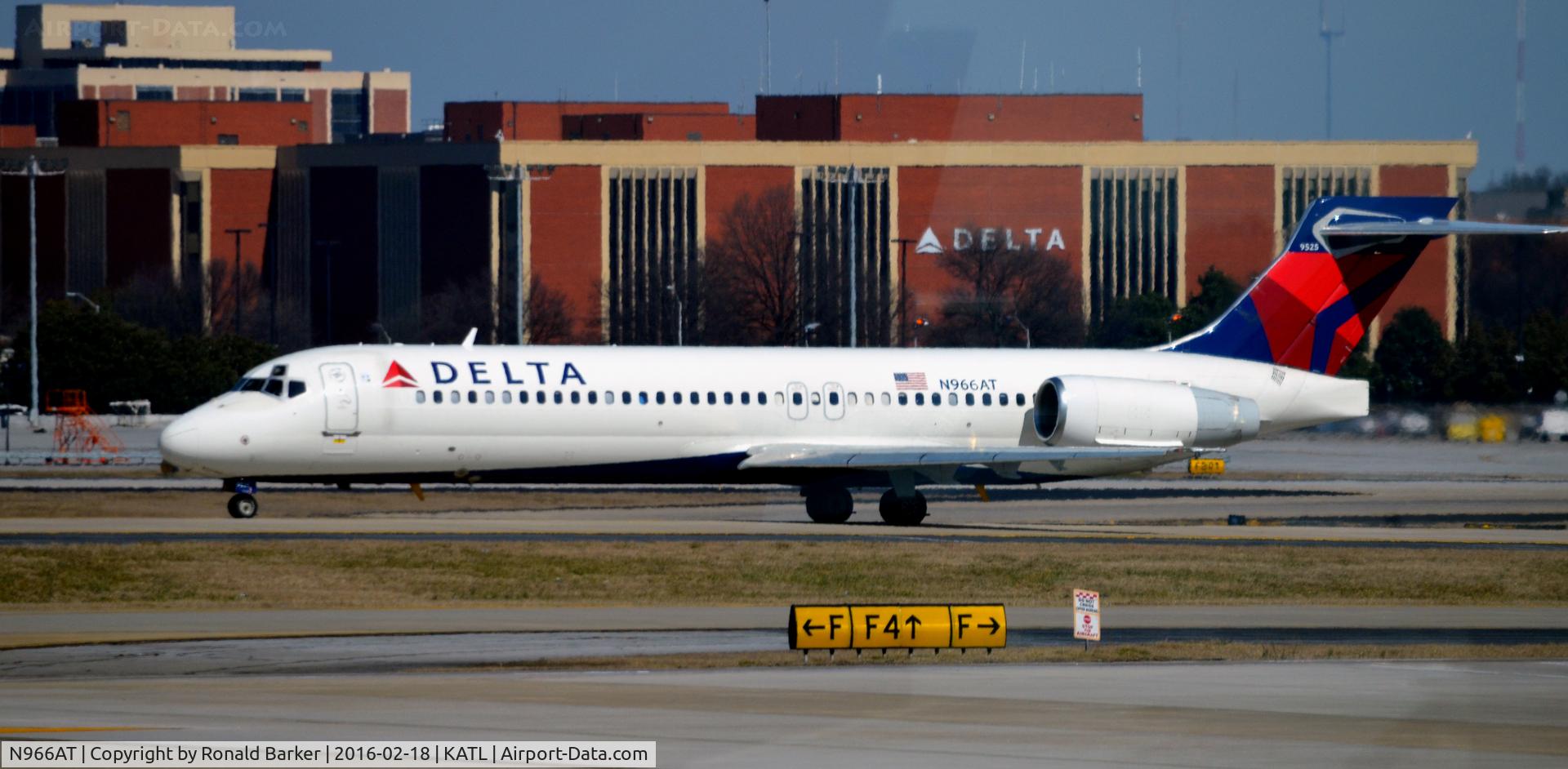 N966AT, 2001 Boeing 717-200 C/N 55027, Taxi Atlanta