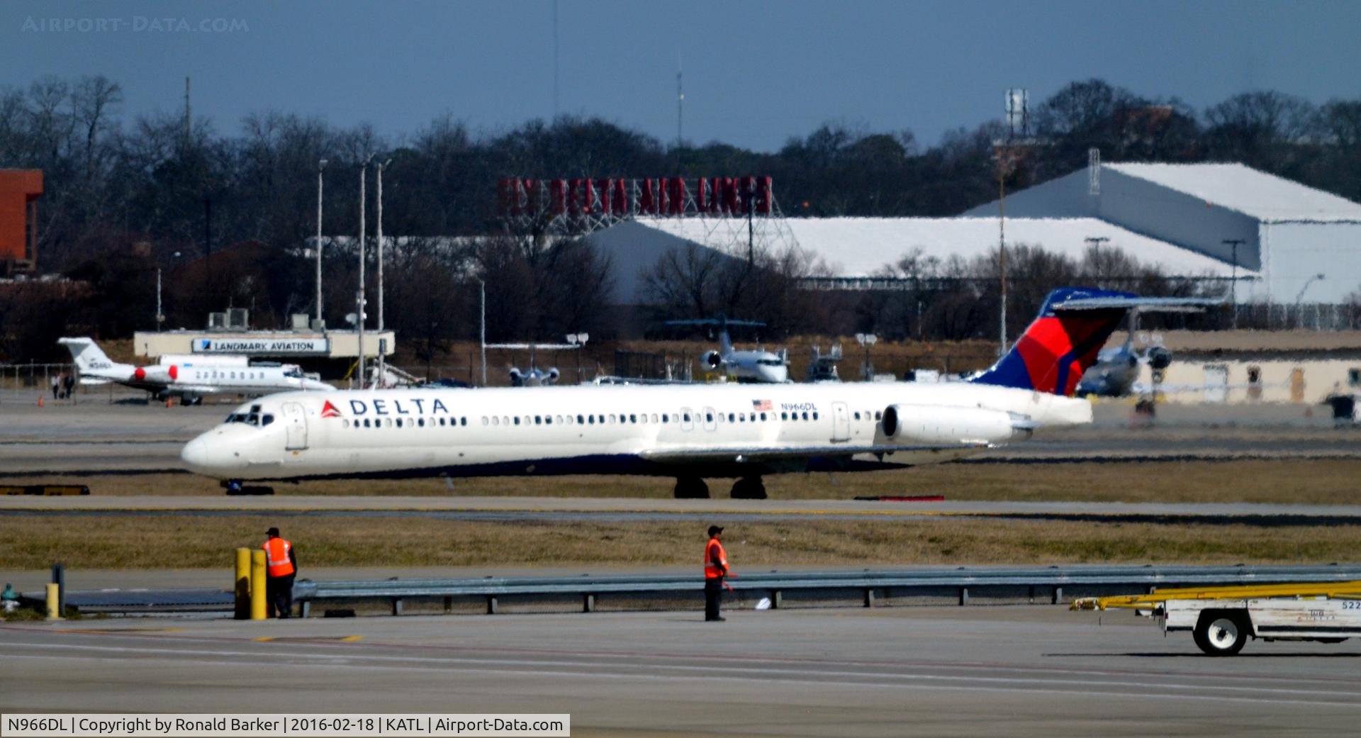 N966DL, 1990 McDonnell Douglas MD-88 C/N 53115, Taxi Atlanta