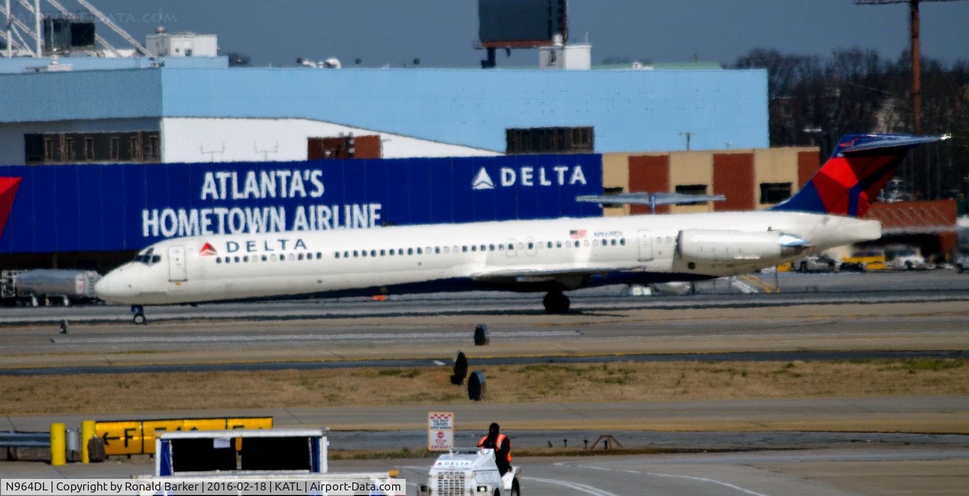 N964DL, 1990 McDonnell Douglas MD-88 C/N 49983, Taxi Atlanta