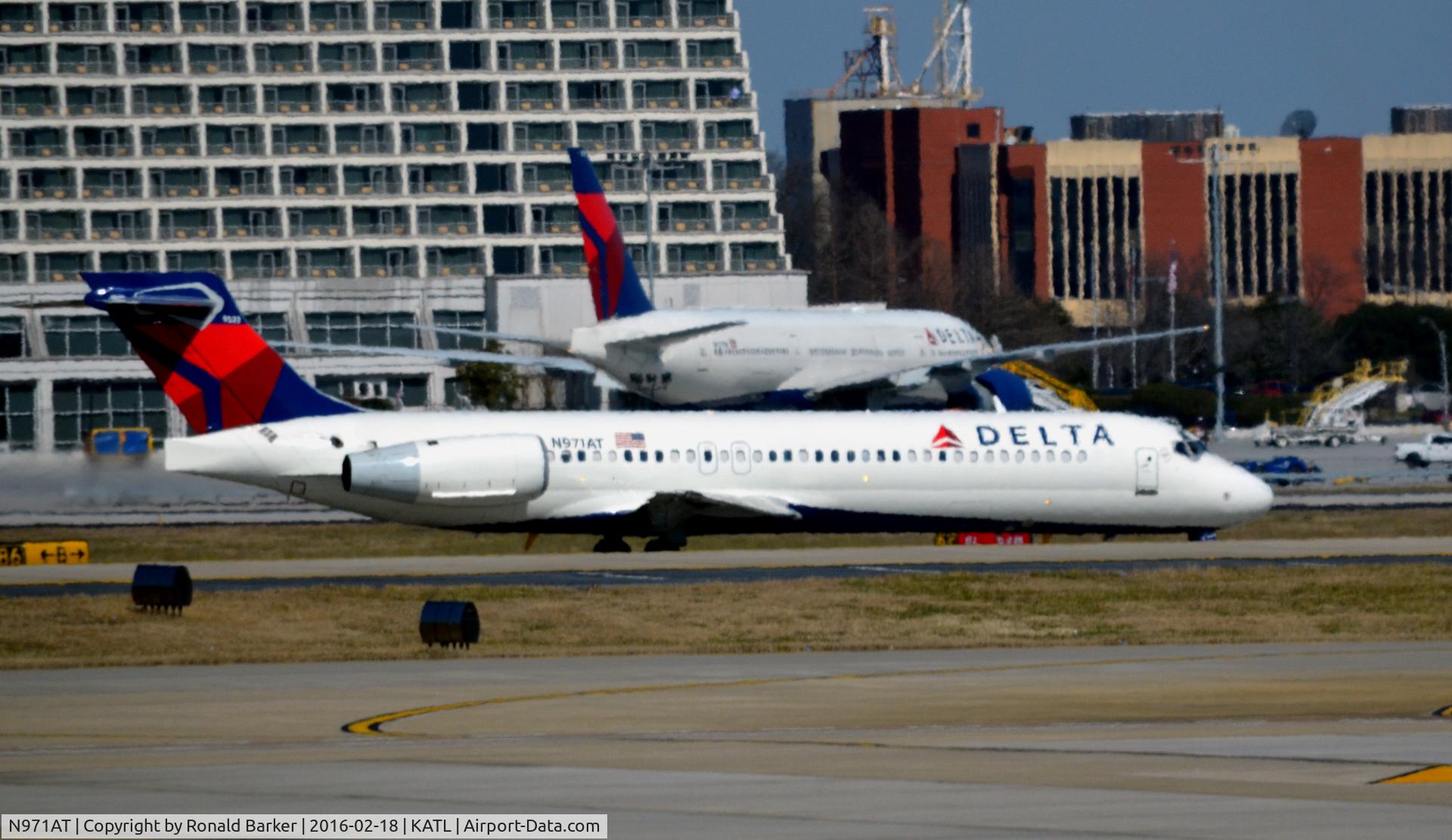N971AT, 2001 Boeing 717-200 C/N 55032, Taxi Atlanta