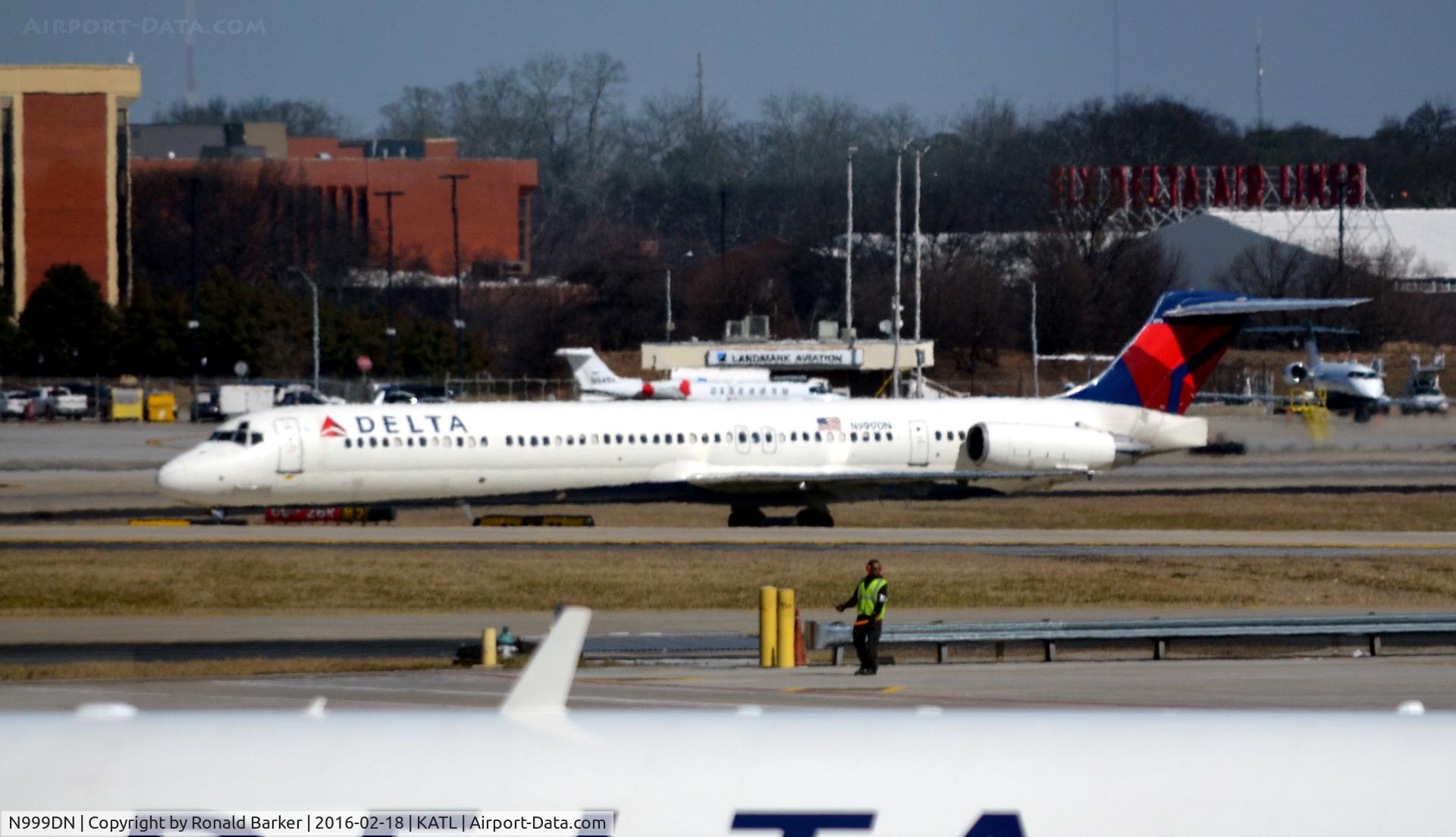 N999DN, 1992 McDonnell Douglas MD-88 C/N 53371, Taxi Atlanta