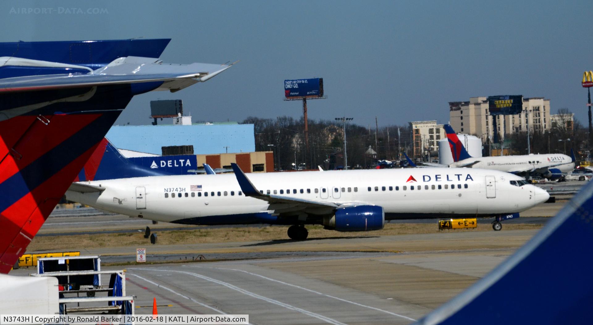 N3743H, 2001 Boeing 737-832 C/N 30836, Landing Atlanta