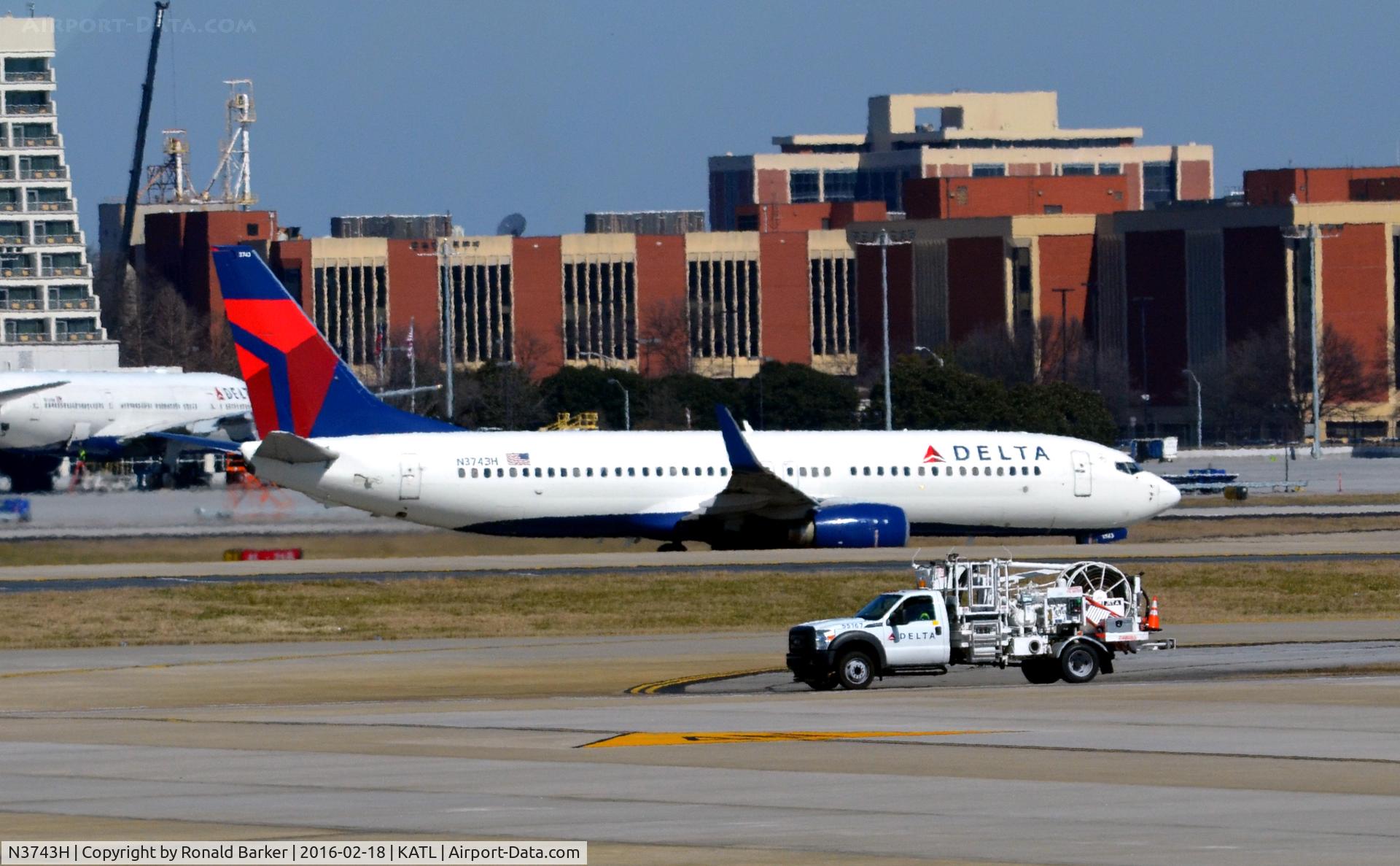 N3743H, 2001 Boeing 737-832 C/N 30836, Taxi Atlanta