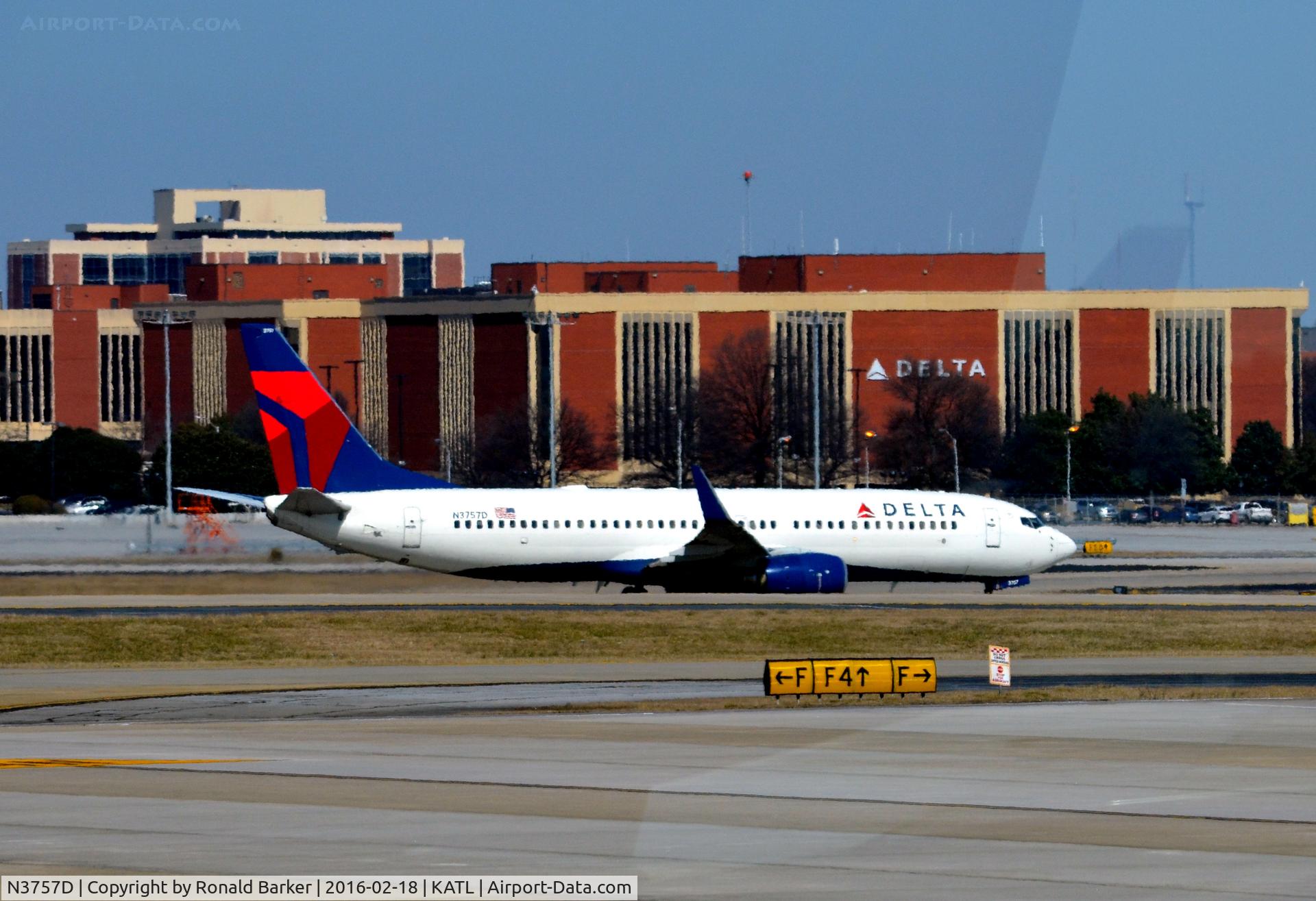 N3757D, 2001 Boeing 737-832 C/N 30813, Taxi for takeoff Atlanta
