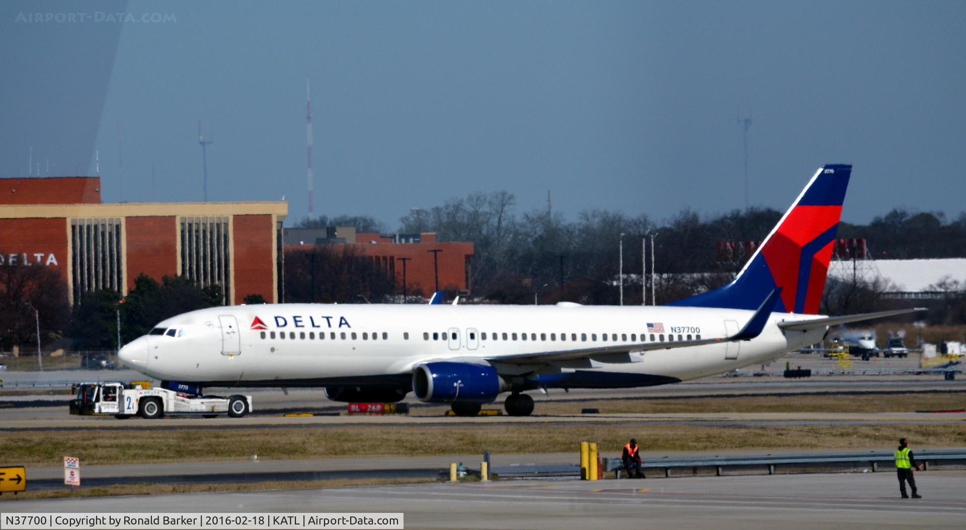 N37700, 2002 Boeing 737-832 C/N 29631, Towed Atlanta