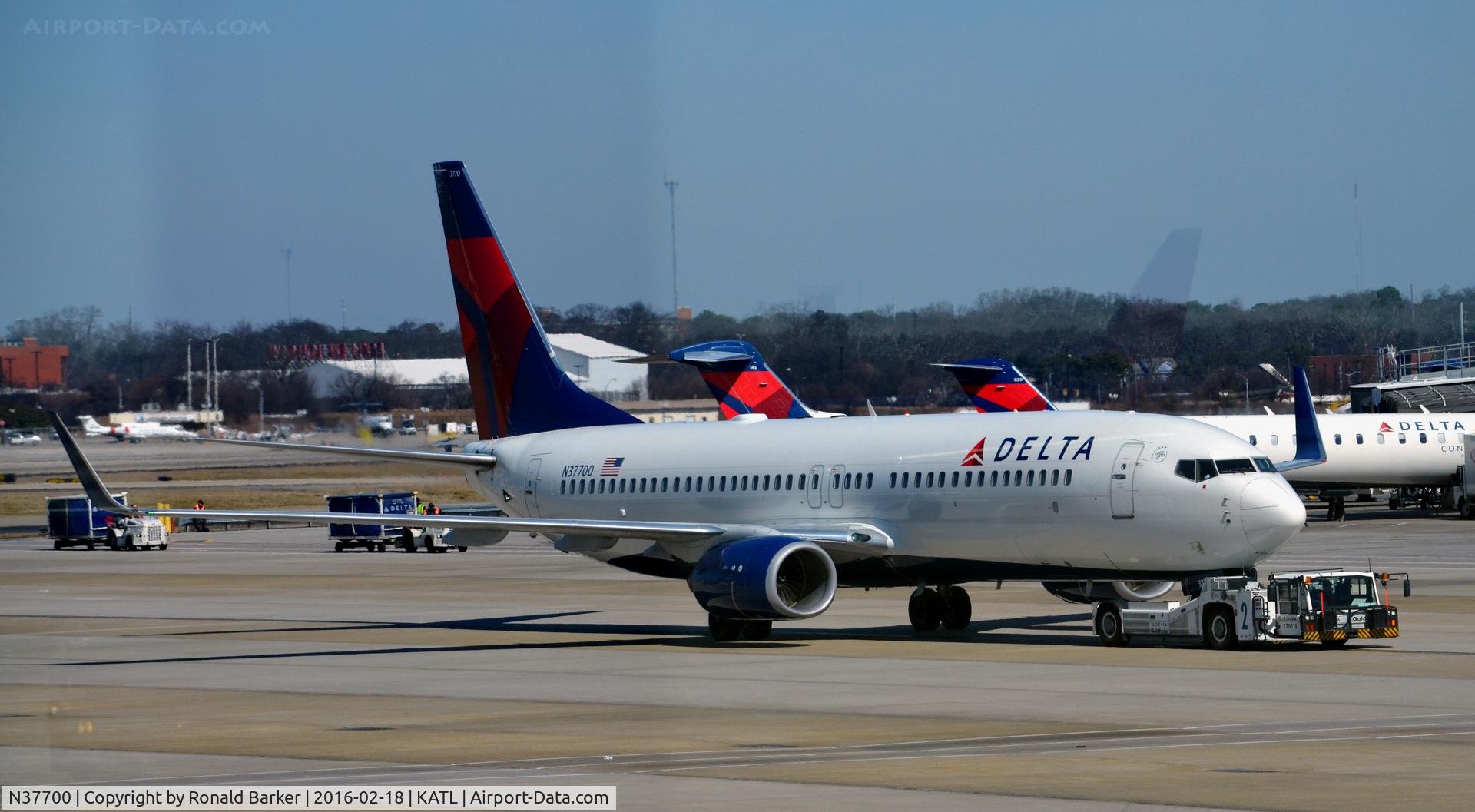 N37700, 2002 Boeing 737-832 C/N 29631, Towed Atlanta