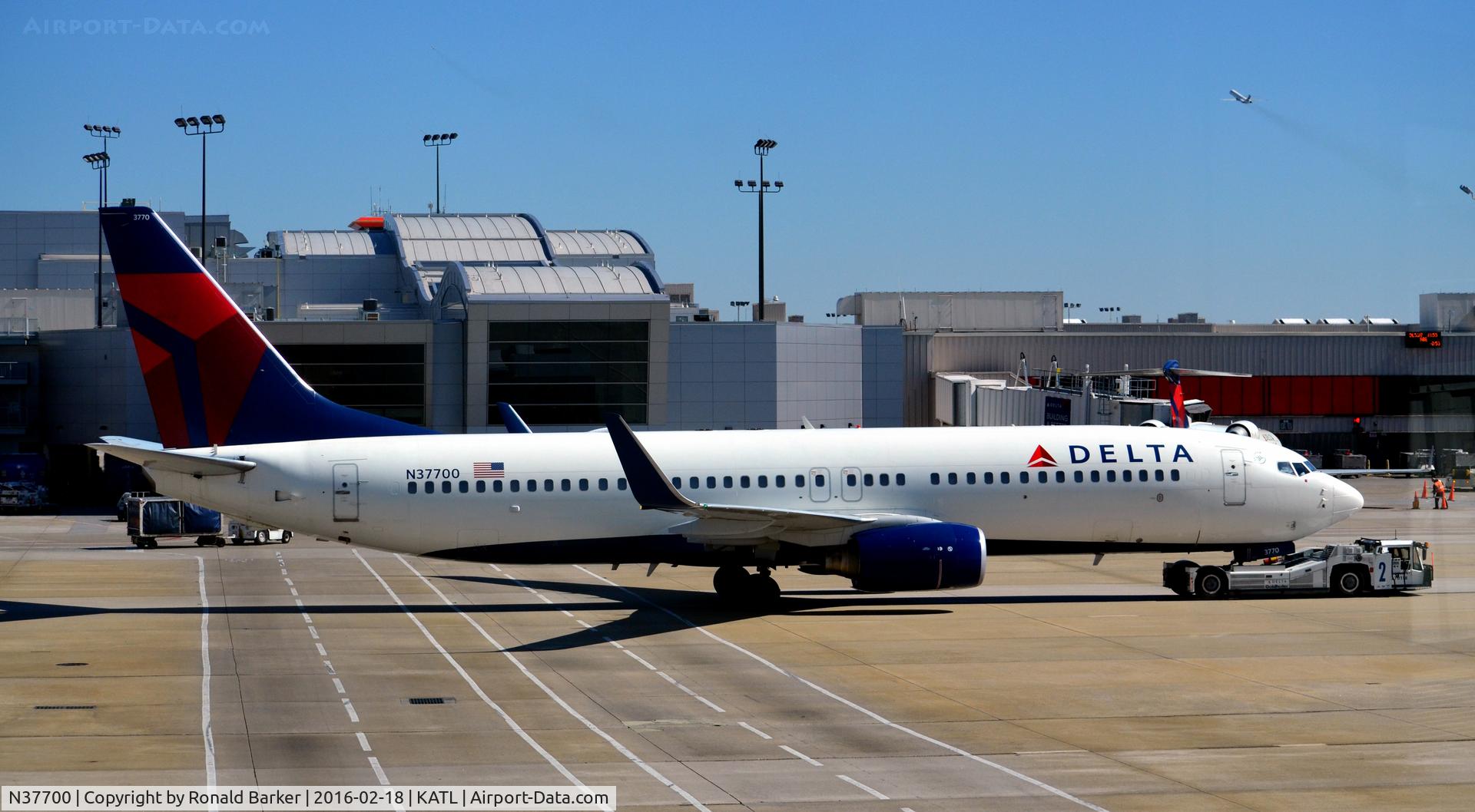 N37700, 2002 Boeing 737-832 C/N 29631, Towed Atlanta