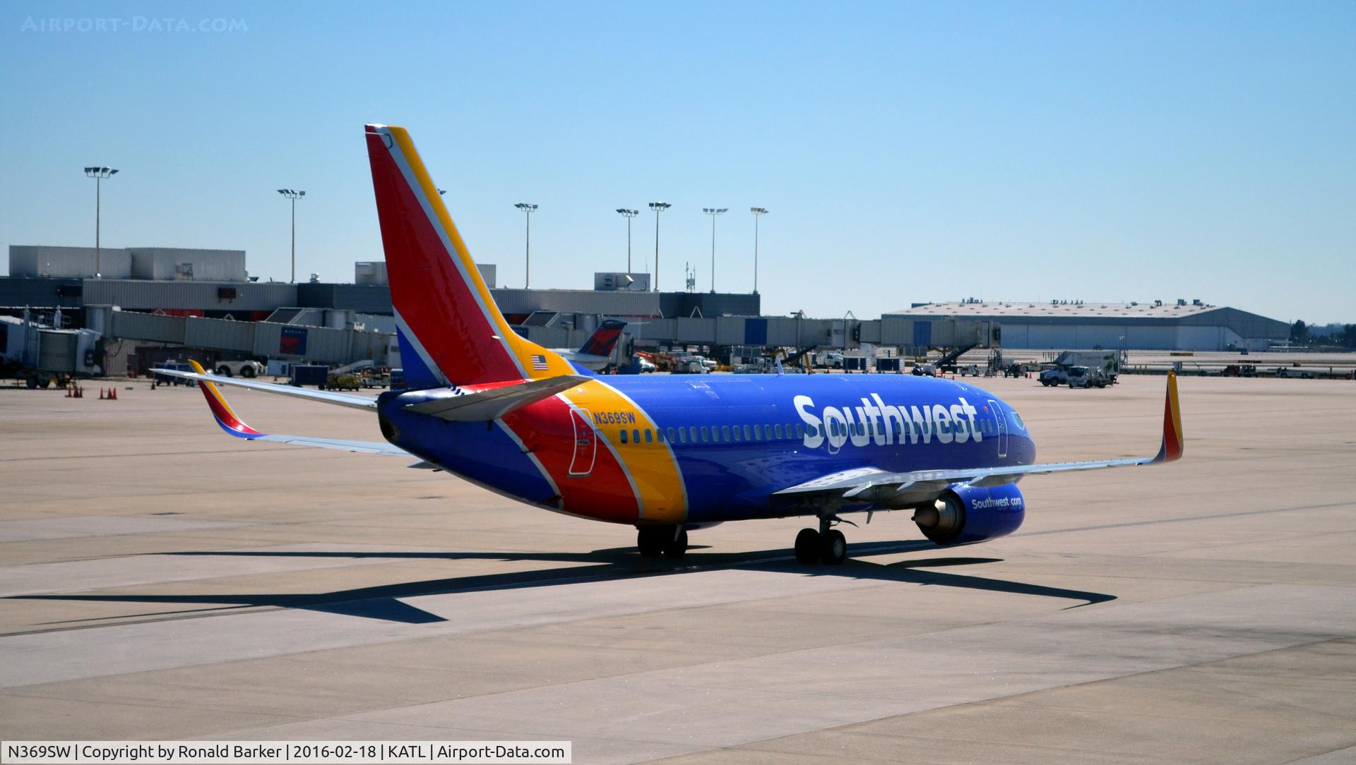 N369SW, 1993 Boeing 737-3H4 C/N 26580, Taxi Atlanta