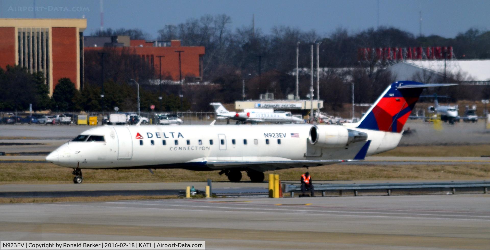 N923EV, 2003 Bombardier CRJ-200ER (CL-600-2B19) C/N 7826, Taxi Atlanta