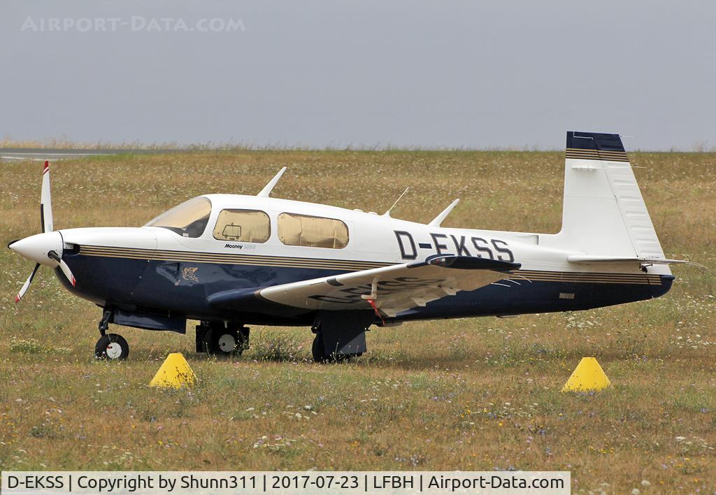 D-EKSS, Mooney M20J 201 C/N 24-3278, Parked at the General Aviation aera... no logo on tail