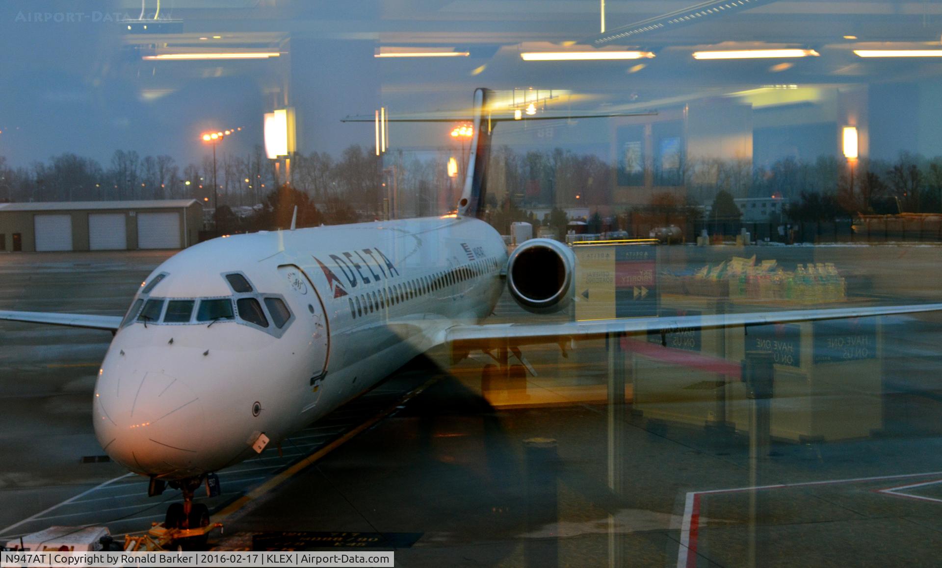 N947AT, 1999 Boeing 717-200 C/N 55010, At the gate Lexington