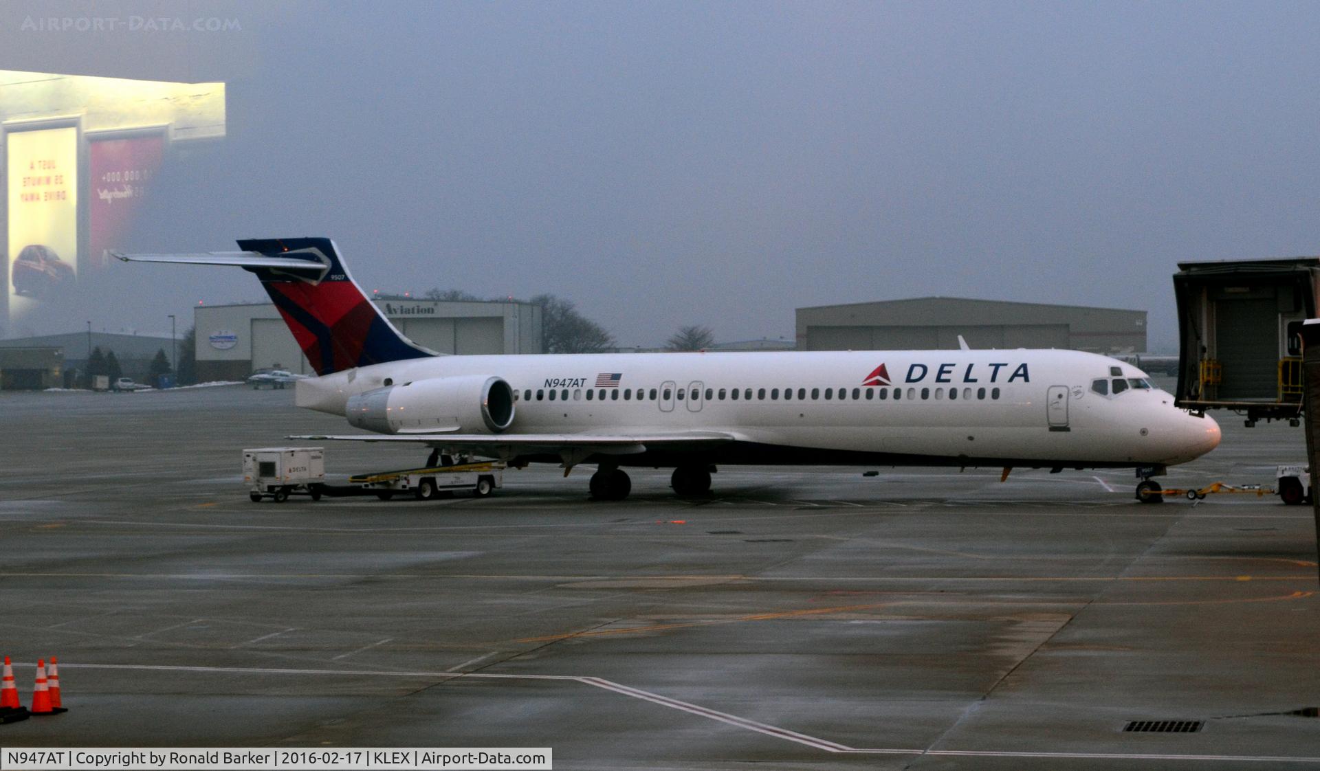 N947AT, 1999 Boeing 717-200 C/N 55010, At the gate Lexington