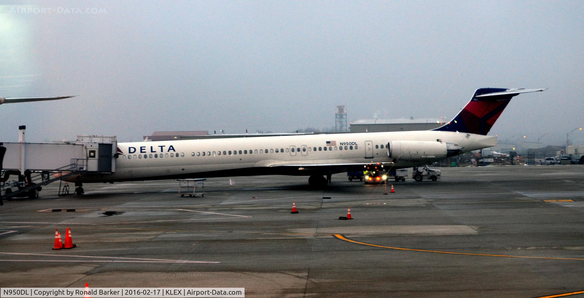 N950DL, 1990 McDonnell Douglas MD-88 C/N 49881, At the gate Lexington