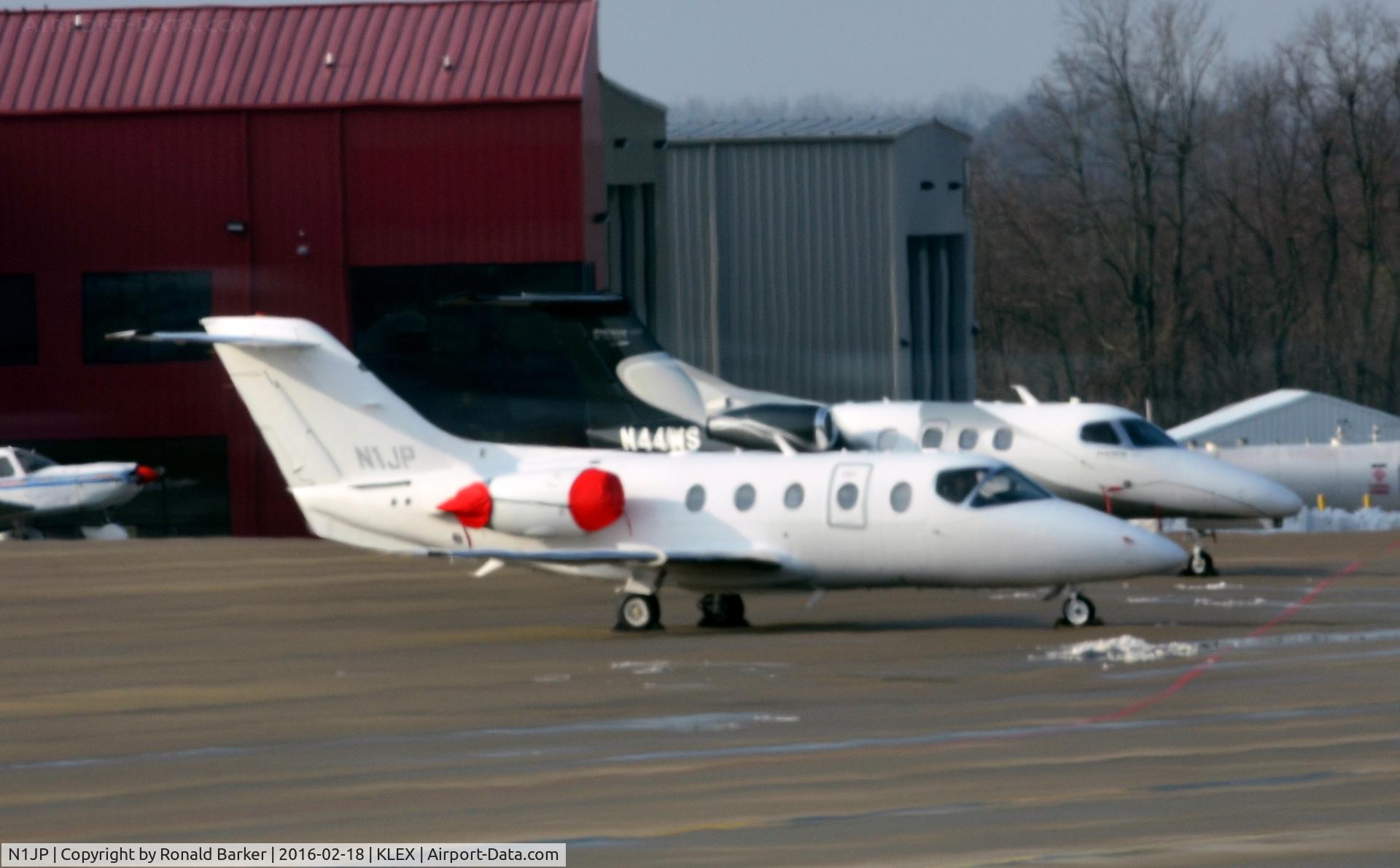 N1JP, 2005 Raytheon Beechjet 400A C/N RK-432, On the ramp Lexington