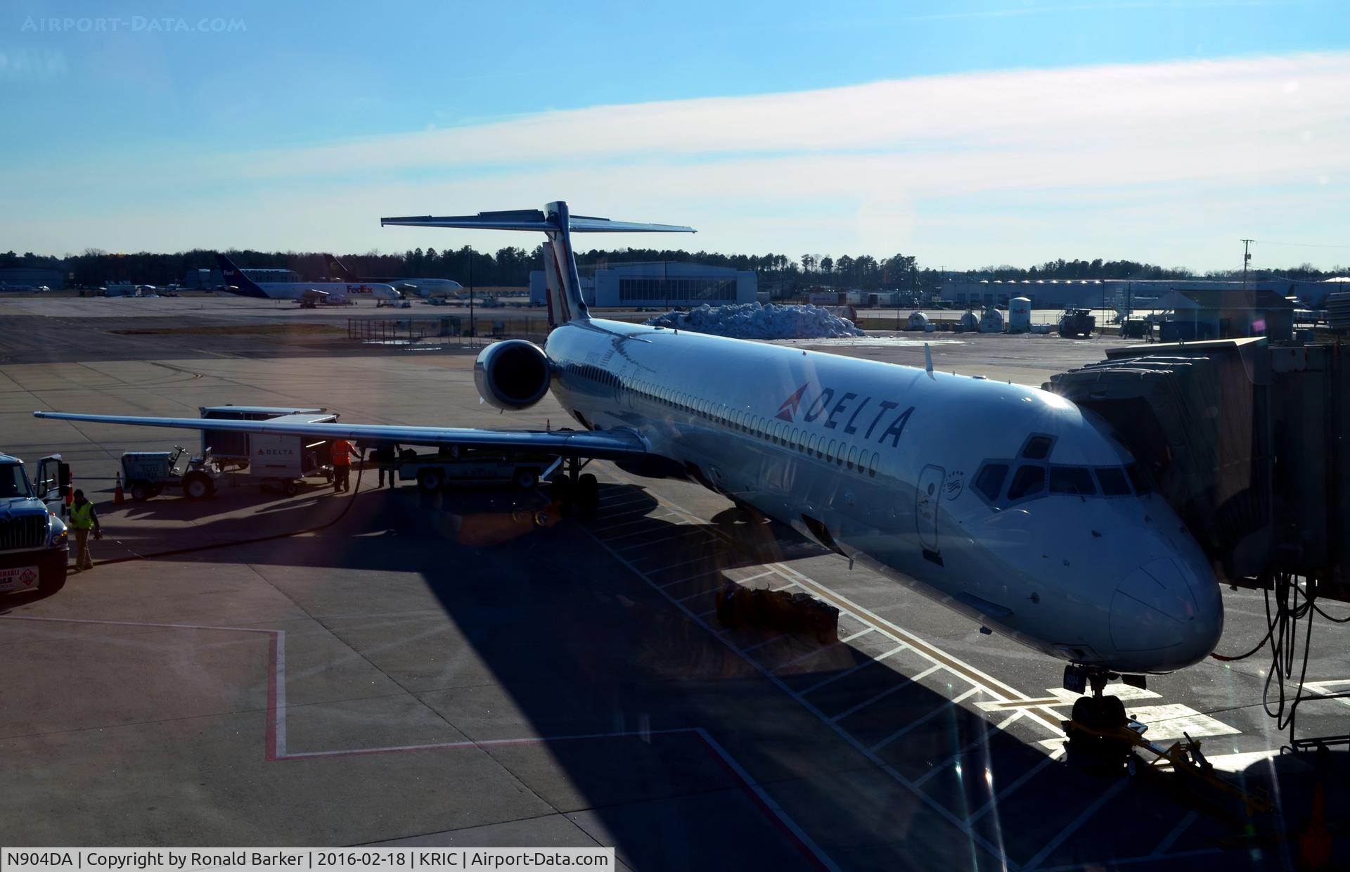 N904DA, 1995 McDonnell Douglas MD-90-30 C/N 53384, At the gate Richmond