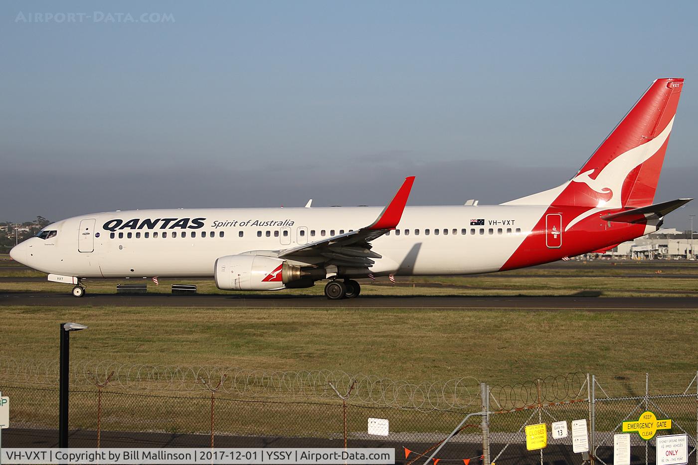 VH-VXT, 2003 Boeing 737-838 C/N 33760, TAXI TO 34R