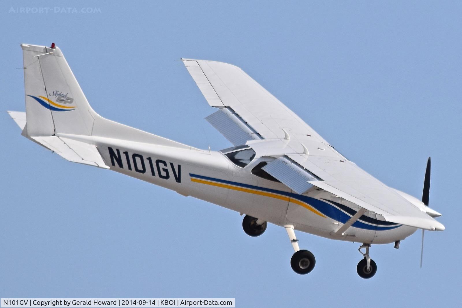 N101GV, 1998 Cessna 172S C/N 172S8021, Turning on final for RWY 10R.