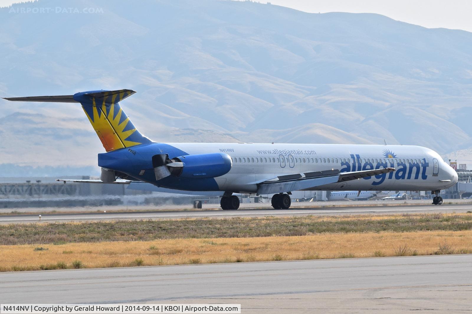 N414NV, 1989 McDonnell Douglas MD-88 C/N 49766, Landing roll out on RWY 10R.