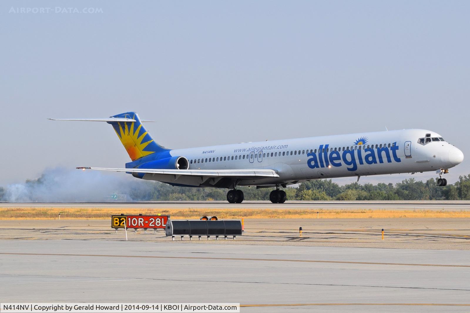 N414NV, 1989 McDonnell Douglas MD-88 C/N 49766, Landing RWY 10R.