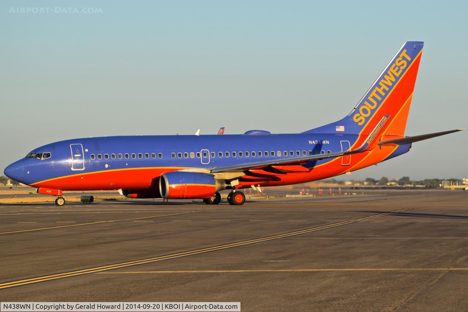 N438WN, 2003 Boeing 737-7H4 C/N 29833, Taxiing from the gate.