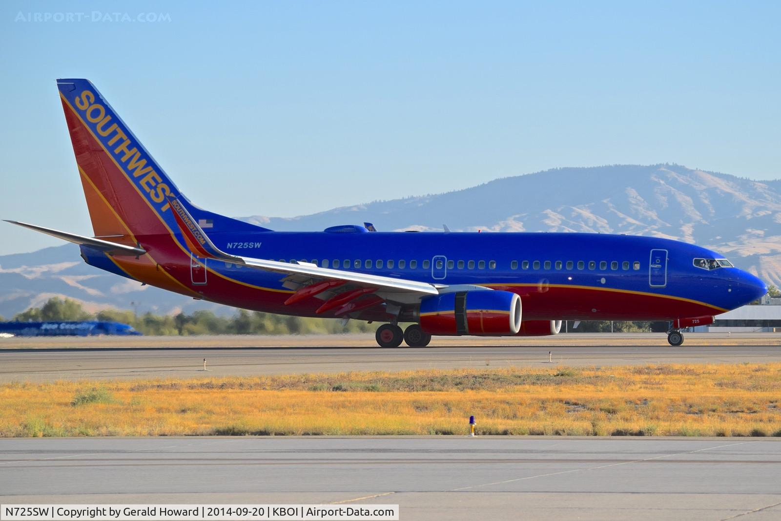 N725SW, 1999 Boeing 737-7H4 C/N 27857, Landing roll out on RWY 10R.